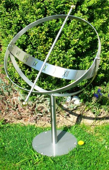 DanDiBo Sonnenuhr Edelstahl für den Garten 90 cm Rostfrei 96208 mit Säule Ausrichtbar Wetterfest Gartenuhr Modern Metall