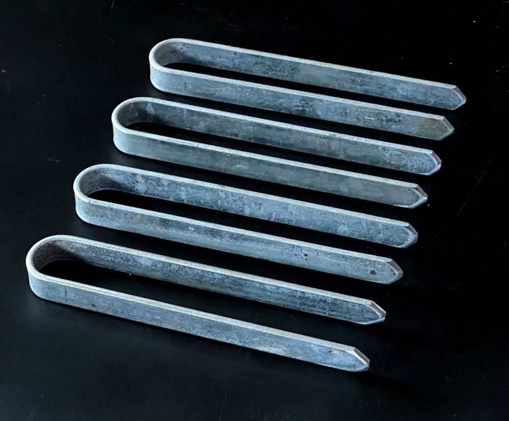 4 Stück Bodenanker verzinkt M Erdanker für Rosenbogen 22 cm Heringe Erdspieß Bodenspieß Befestigung Verankerungs-Set