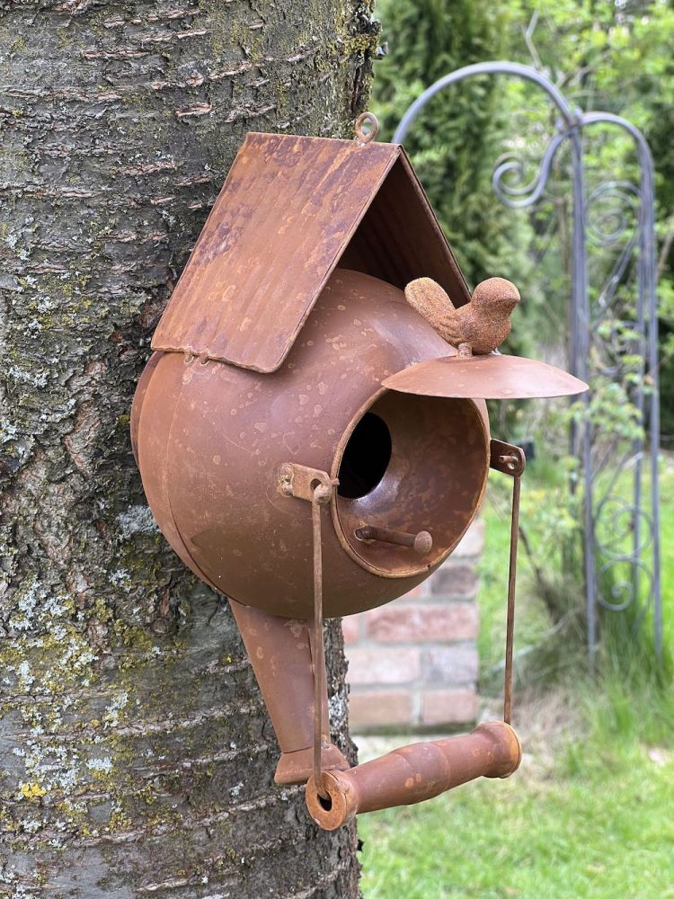 DanDiBo Vogelhaus zum Aufhängen Edelrost Deko Rost Gießkanne Wetterfest 96422 Nistkasten Futterstation für Vögel Shabby mit Kette hängend Metallkanne Kanne Balkon